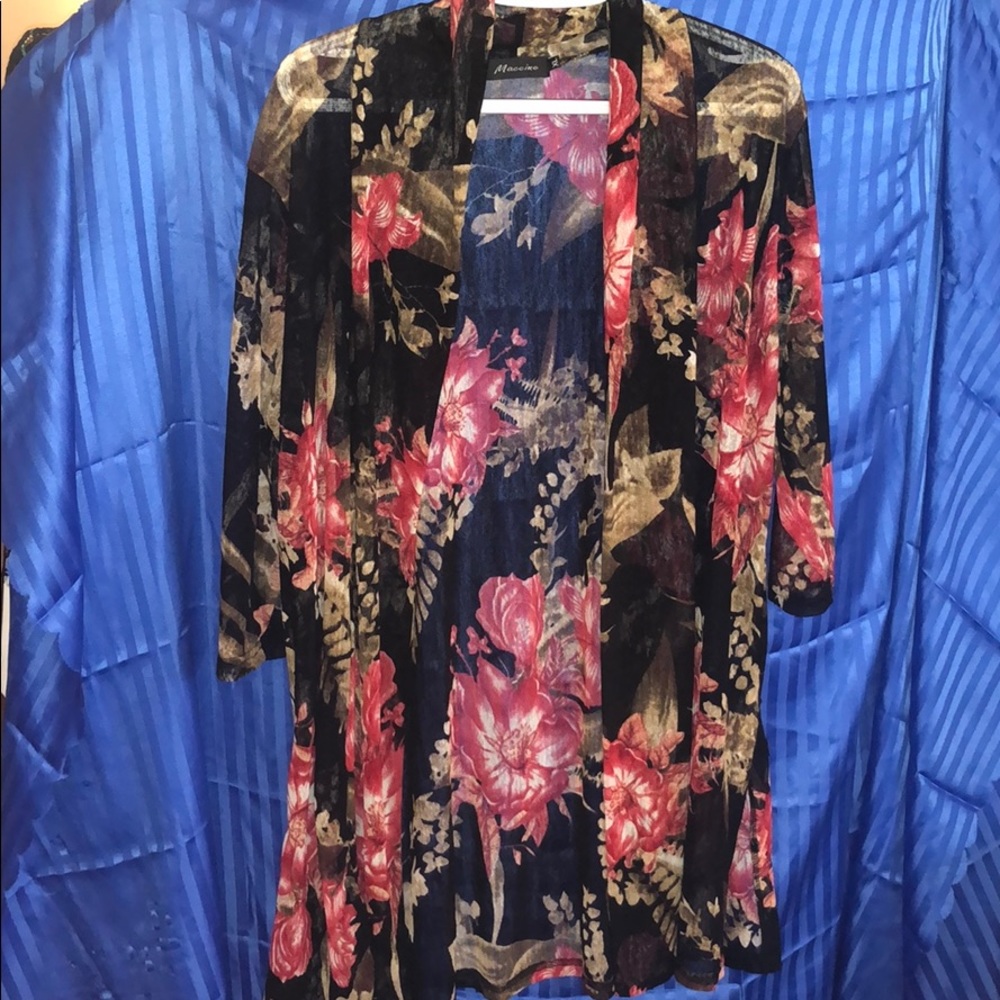 Cardigan. Beautiful flowers print. Soft fabric.